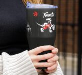 FANMATS Copo de aço inoxidável NBA Toronto Raptors City Edition 850.5 g – Revestimento em pó de parede dupla isolado e durável – Design City Edition, mantém as bebidas quentes e frias por horas
