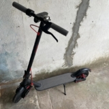 Patinete Elétrico Dobrável 400W 30km/h Suporta 120kg Pneu 8,5 Pol Bluetooth Portátil para Mobilidade Urbana