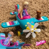 Barbie, Conjunto de Brinquedo, Chelsea Piloto de Avião com Aeronave de 2 Lugares e 7 Acessórios, Incluindo Cachorrinho e Adesivos