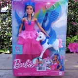 Barbie Um Toque de Mágica, Boneca Safira Edição Especial do 65º Aniversário da Barbie com Cabelo Azul, Acessórios e 1 Alicórnio (Unicórnio Alado)