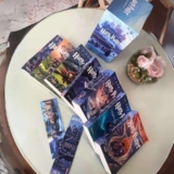 Box Harry Potter Scholastic – castelo (caixa azul): com 02 marcadores Capa comum – Conjunto de caixa