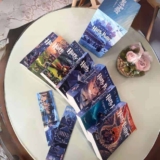 Box Harry Potter Scholastic – castelo (caixa azul): com 02 marcadores Capa comum – Conjunto de caixa