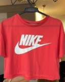 Camiseta Nike Sportswear Essential Feminina – Vermelho