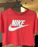 Camiseta Nike Sportswear Essential Feminina – Vermelho