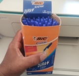 Caneta Bic Azul Cristal Dura Mais – Ponta Esferográfica Média de 1.0mm. Escrita Macia e Cor Intensa