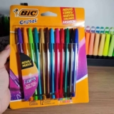 Canetas Coloridas Bic Cristal Fashion 12 Cores Vibrantes, Ponta Esferográfica Média de 1.2mm, Escrita Suave e Cores Vibrantes