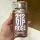 Carolina Herrera 212 Vip Rosé – Body Spray Feminino 250ml