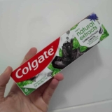 Colgate Creme Dental Natural Extracts Carvão Ativado e menta 90g