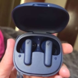 Fone De Ouvido Soundcore by Anker P20i Graves Poderosos e Impactantes Bluetooth 5.3 30H de Reprodução Resistência à Água 2 Mics IA para Chamadas Claras Personalização de Som via App Cor Preto