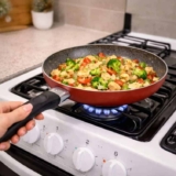 Frigideira Rochedo Facilita Vermelho 24cm com Antiaderente Resist – Limpa Fácil e Dura Mais, reforçado com partículas minerais, Thermo-Sinal e Cabos Reforçados