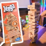 Hasbro Gaming Jenga Clássico Jogos de equilíbrio e estratégia com 54 peças, para crianças acima de 6 anos