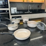 Jogo De Panelas 8 Peças Teflon Antiaderente C Tampa De Vidro Cor Ceramic