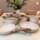 Jogo de panelas de cozinha Mimo Style Cook Fundo de Tripla Indução com 10 peças de alumínio, cerâmica, madeira marmol vanila