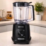 Liquidificador Electrolux 600W de Potência com 2.7 Litros de Capacidade 3 Velocidades Lâmina TriForce e Pés Antiderrapantes EBL700 Preto