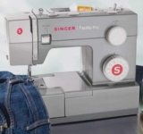 Máquina de costura reta Singer Facilita Pro 4411 portátil – cinza/branco