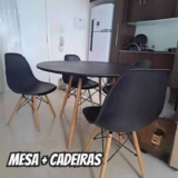 Mesa Redonda 90cm Com 4 Cadeiras Eames Eiffel Pés De Madeira Preta – DECORESHOP