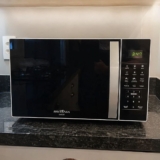 Micro-ondas Britânia modelo Bmo38 preto e branco