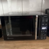 Micro-ondas Electrolux 23L Preto Efficient com Descongelamento Assistido 127v ME23P