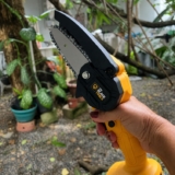 Motosserra Mini BTS-100 Bateria Recarregável 21v The Black Tools Cor Amarelo