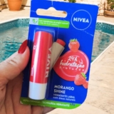 NIVEA Hidratante Labial Morango Shine 4,8g – Cuidado intensivo para seus lábios, hidratação prolongada, delicioso aroma de morango, pigmentos brilhantes e cor delicada