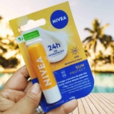NIVEA Protetor Solar Hidratante Labial Sun Protect FPS 30 4,8 g – Lábios protegidos do sol e do ressecamento, alta proteção contra os raios UVA/UVB, com extrato de girassol e Vitamina E