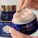 NIVEA Tratamento Facial Complexo de Reparação Noturna Luminous 630 – Proporciona hidratação intensa durante a noite e reduz marcas escurecidas – 50ml