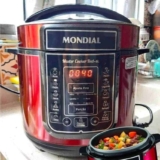 Panela de Pressão Elétrica Digital Mondial – 5L 900W Master Cooker Red PE-39