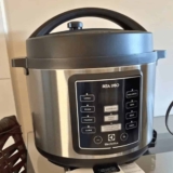 Panela de Pressão Elétrica Electrolux Pcc15 de 5L 1000w de Potência Na Cor Inox 220V