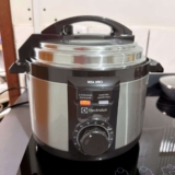 Panela pressão elétrica electrolux 3 Litros inox compacta feijão segura 9 travas segurança silenciosa PCE15 Rita Lobo 127v