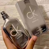 Perfume CK One Essence cem mililitros com nécessaire brinde volume unidade cem ml