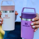 Stanley – Copo de Café Térmico, Caneca de Viagem Café Go com Tampa de Duas Partes Para Beber e Alça de Transporte, Garrafa Térmica de Aço Inoxidável, 236 ml, Lilac