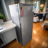 Electrolux Geladeira Electrolux 213L Uma Porta com Freezer Duas Estrelas Cor Inox (RE21S) 220V