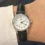 Relógio Feminino Chrowl Saint Germain Pulseira Couro Caixa Prateada Fundo Branco 28mm Clássico Elegante