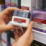 L’Oréal Paris Revitalift Hialurônico Creme Facial Noturno, com Ácido Hialurônico Puro, Com textura leve, preenche linhas de expressão e hidrata a pele intensamente por 24h, 49g