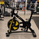 Bicicleta Ergométrica WCT Fitness Spinning Roda Inércia 13Kg Preto Amarelo Uso Doméstico Bike Exercício em Casa Sensor Cardíaco Ajuste Altura Resistência