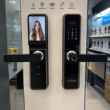 Fechadura Eletronica Inteligente Digital Biométrica com Tela 3,5″, App Wi-Fi, Teclado, Cartão/NFC e Chave – Alarme Anti-arrombamento, Cilindro Nível C, Bateria 3500 mAh, para Portas 40–90 mm