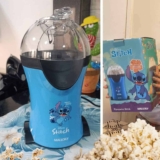 Pipoqueira Mallory Stitch – Pipocas Sequinhas e Sem Óleo, Bocal Expedidor, Copo Medidor para Manteiga e Pés Antiderrapantes – 220V