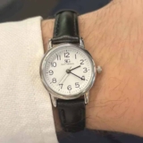 Relógio Feminino Chrowl Saint Germain Pulseira Couro Caixa Prateada Fundo Branco 28mm Clássico Elegante