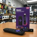 Roku Streaming Stick HD 2025 Dispositivo de streaming para TV HD/FHD com controle remoto por comando de voz compatível com Alexa, Siri e Google