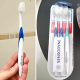 Sensodyne Gentle, Escova de Dente Extra Macia para Dentes Sensíveis, Suave às Gengivas e Limpeza Completa, 3 unidades