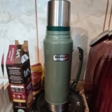 Stanley Garrafa de boca larga clássica isolada a vácuo