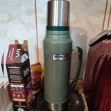 Stanley Garrafa de boca larga clássica isolada a vácuo