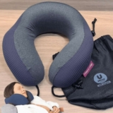 Travesseiro de Viagem – Off Night Cinza – I wanna sleep – Suporte Ergonômico Memory Foam, Compacto, Portátil e Versátil. Ideal para Viagens de Avião, Carro e Ônibus.