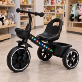 Triciclo Motoca Infantil Com Pedal LED Cestinha 3 Rodas Até 25kg Picolé Maxi Baby – Preto