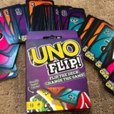 UNO Flip, Jogo de Cartas com Baralho de Dois Lados e Caixa Resistente, Para Crianças, Adultos & Noite de Jogos, Mattel
