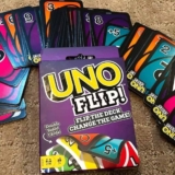 UNO Flip, Jogo de Cartas com Baralho de Dois Lados e Caixa Resistente, Para Crianças, Adultos & Noite de Jogos, Mattel