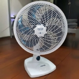 Ventilador de Mesa Mondial Maxis V30MXW 30cm com 6 pás, 3 velocidades e 50W – Branco / Azul – 110V